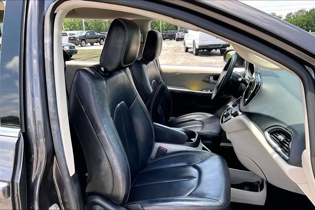 Used 2023 Chrysler Pacifica Touring-L FWD image 29