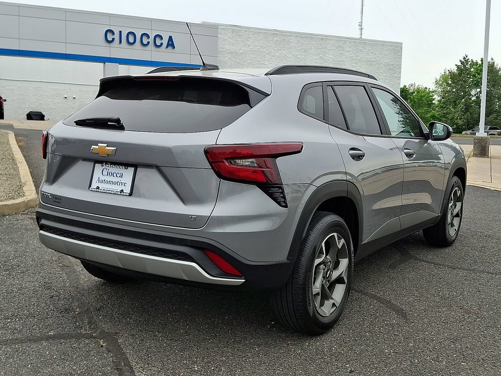 Used 2025 Chevrolet Trax LT FWD image 9