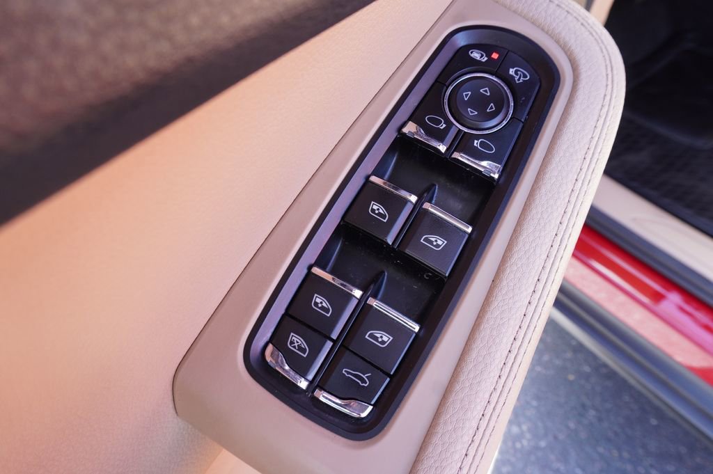 Used 2020 Porsche Macan Base image 16