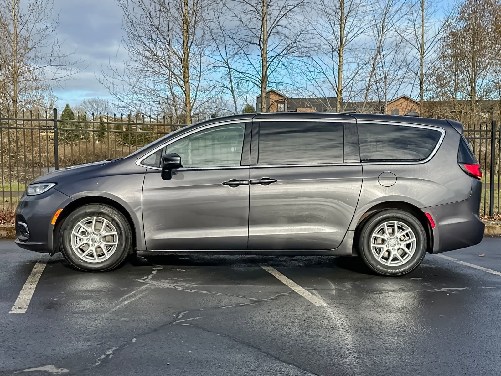 Used 2023 Chrysler Pacifica Touring-L image 7