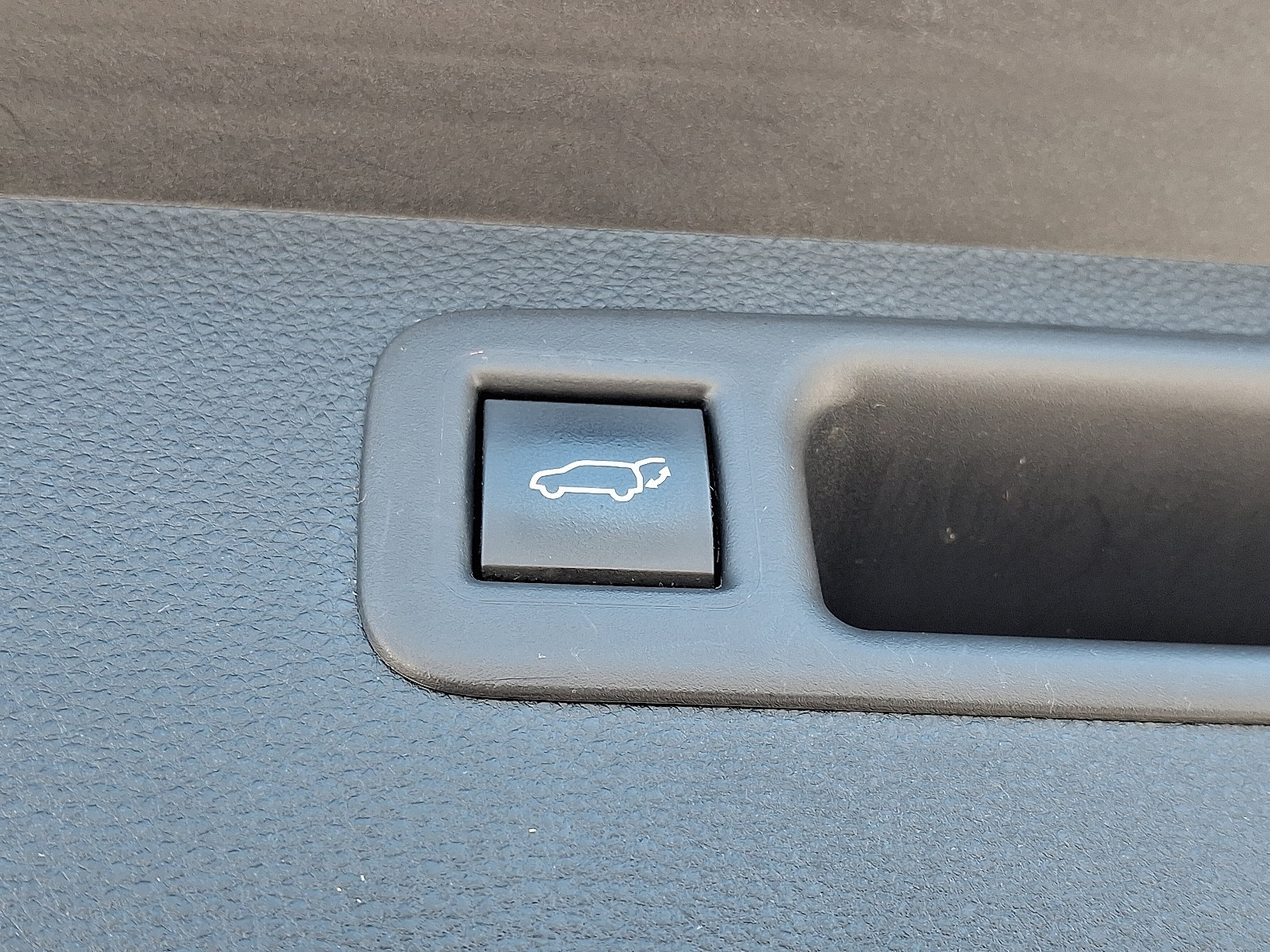 Used 2020 Toyota Highlander XLE AWD/4WD image 32