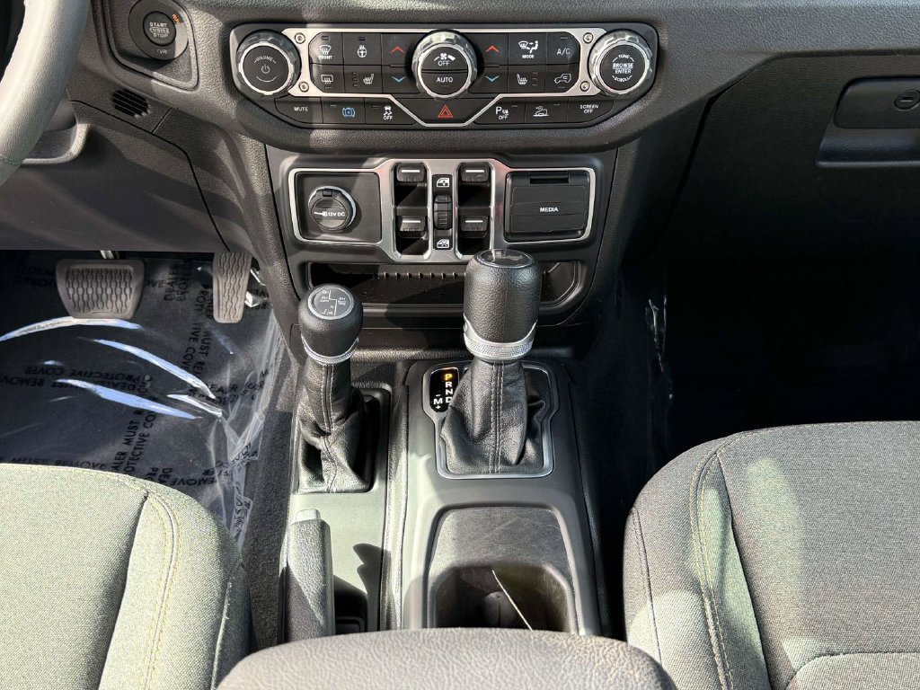 Used 2024 Jeep Wrangler Unlimited AWD/4WD image 21
