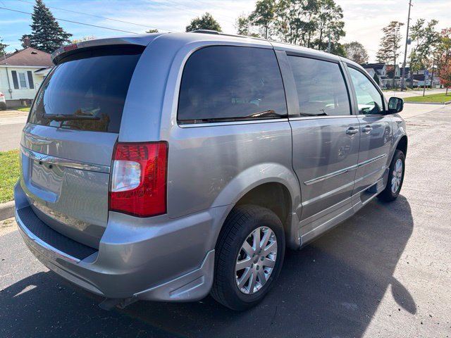 Used 2016 Chrysler Town & Country Touring FWD image 10