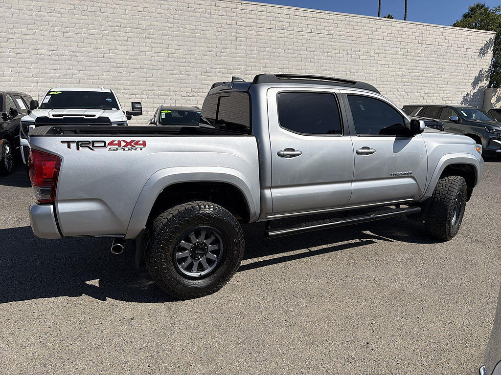 Used 2017 Toyota Tacoma TRD Sport AWD/4WD image 4