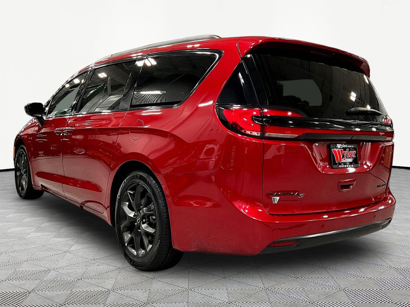 Used 2025 Chrysler Pacifica Limited FWD image 4