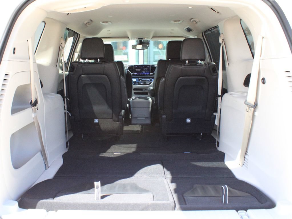 Used 2023 Chrysler Pacifica Touring-L AWD/4WD image 36