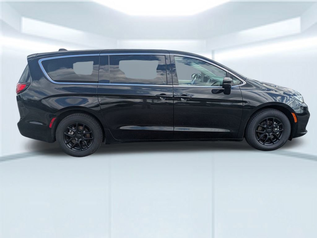 Used 2023 Chrysler Pacifica Touring-L image 7