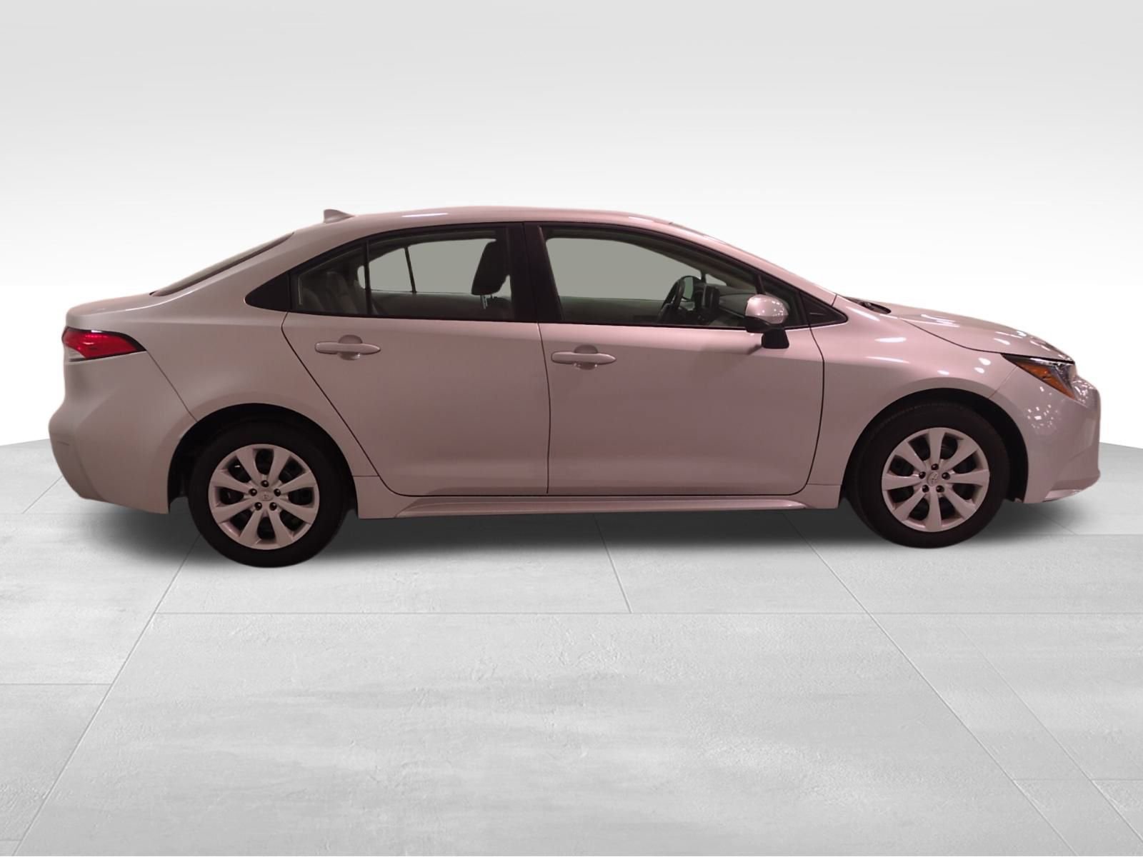 Used 2025 Toyota Corolla LE image 3