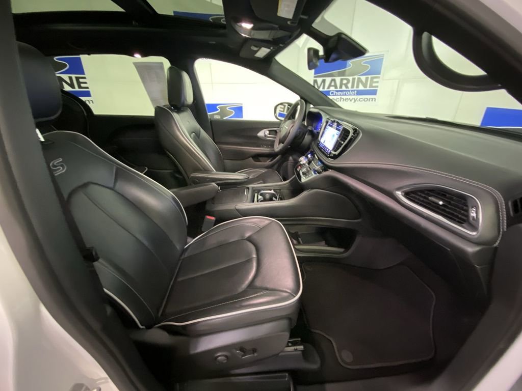 Used 2025 Chrysler Pacifica Limited image 34