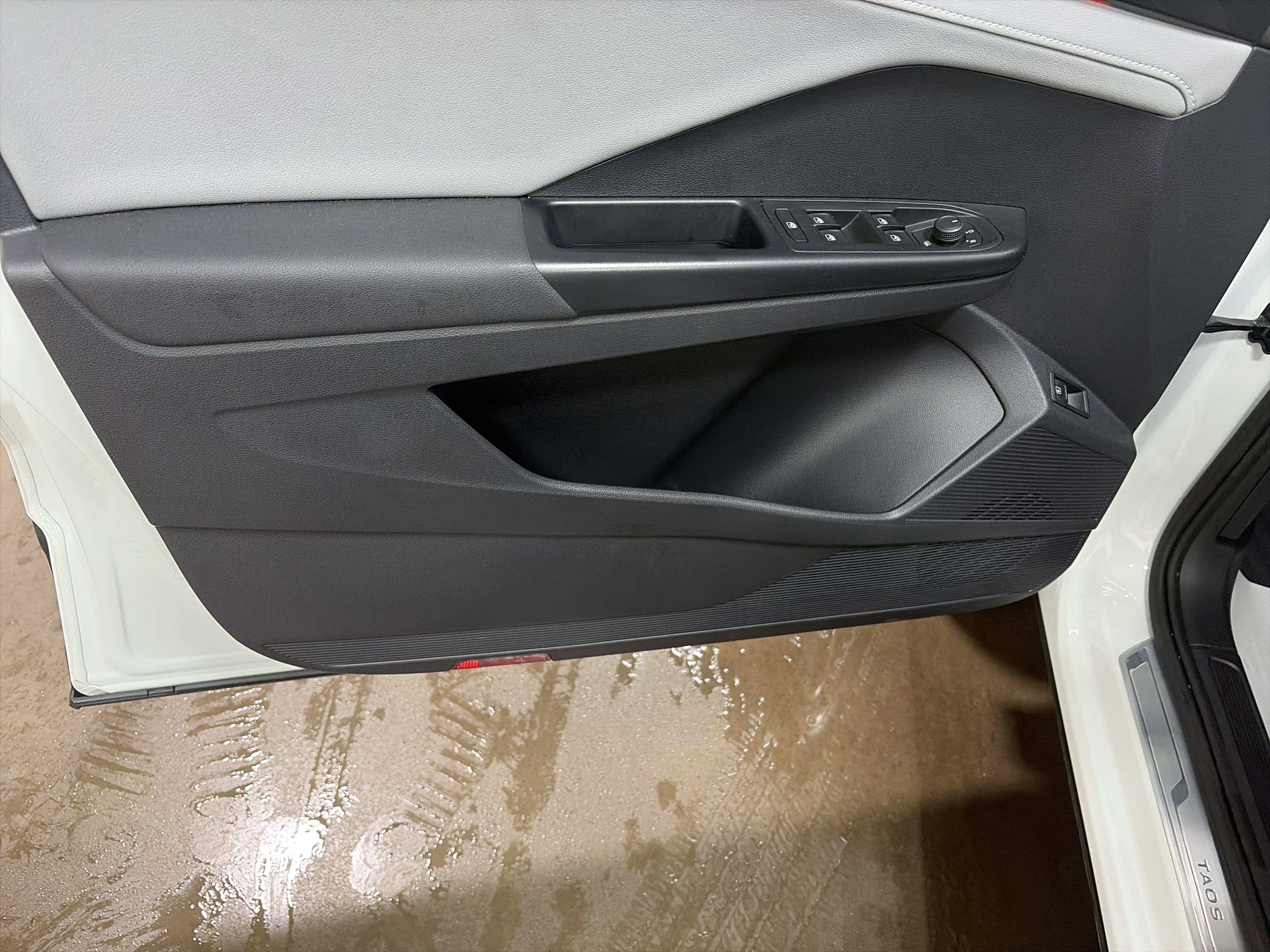Certified 2022 Volkswagen Taos SEL AWD/4WD image 12