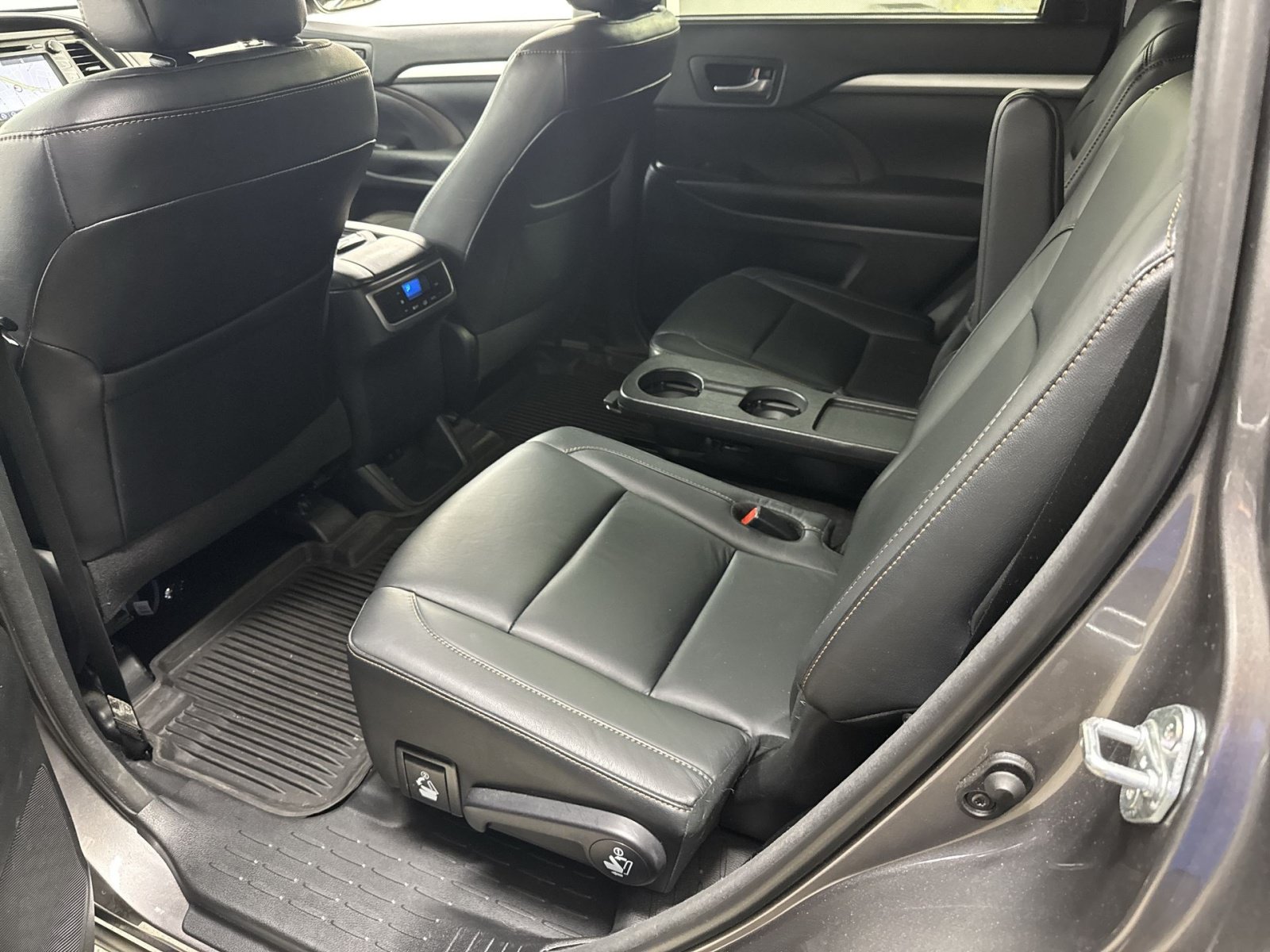 Used 2018 Toyota Highlander XLE AWD/4WD image 37