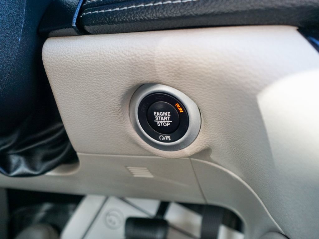 Used 2021 Chrysler Pacifica Limited w/ Uconnect Theater Family Group image 26