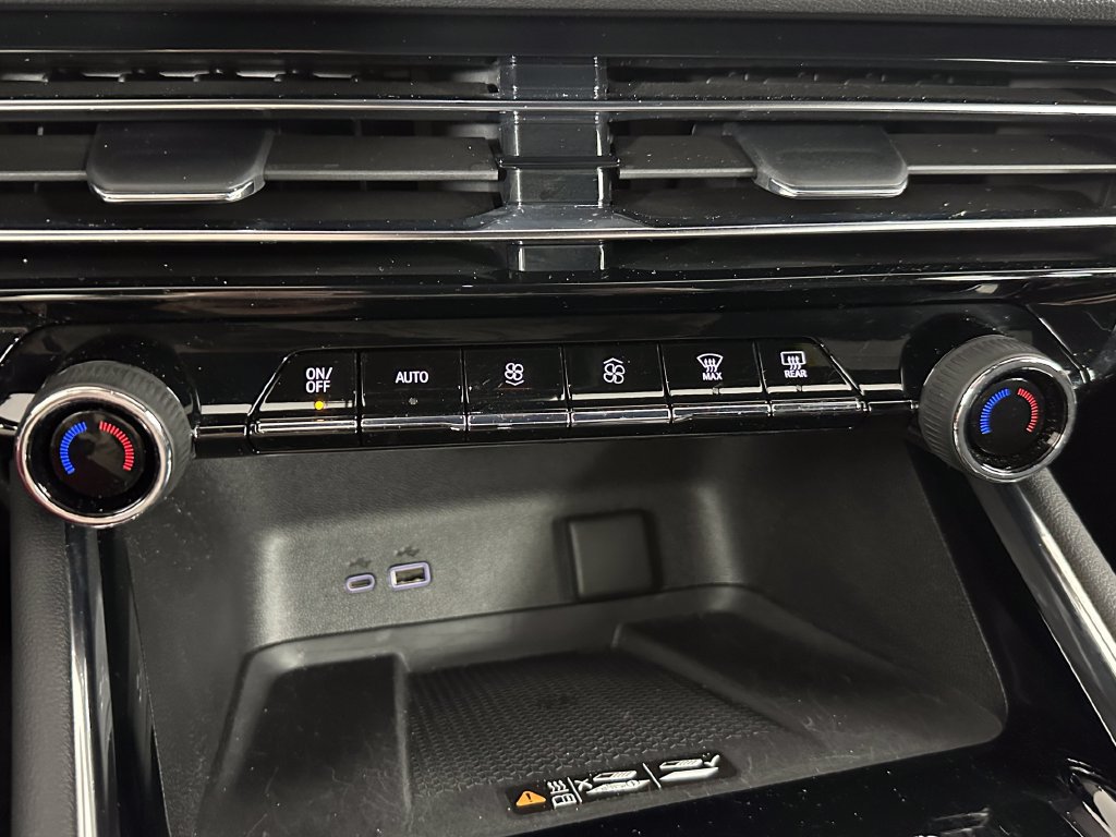 Used 2025 Chevrolet Traverse Z71 w/ LPO, Floor Liner Package AWD/4WD image 21