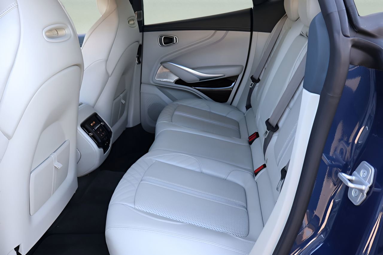 Used 2025 Aston Martin DBX 707 image 13