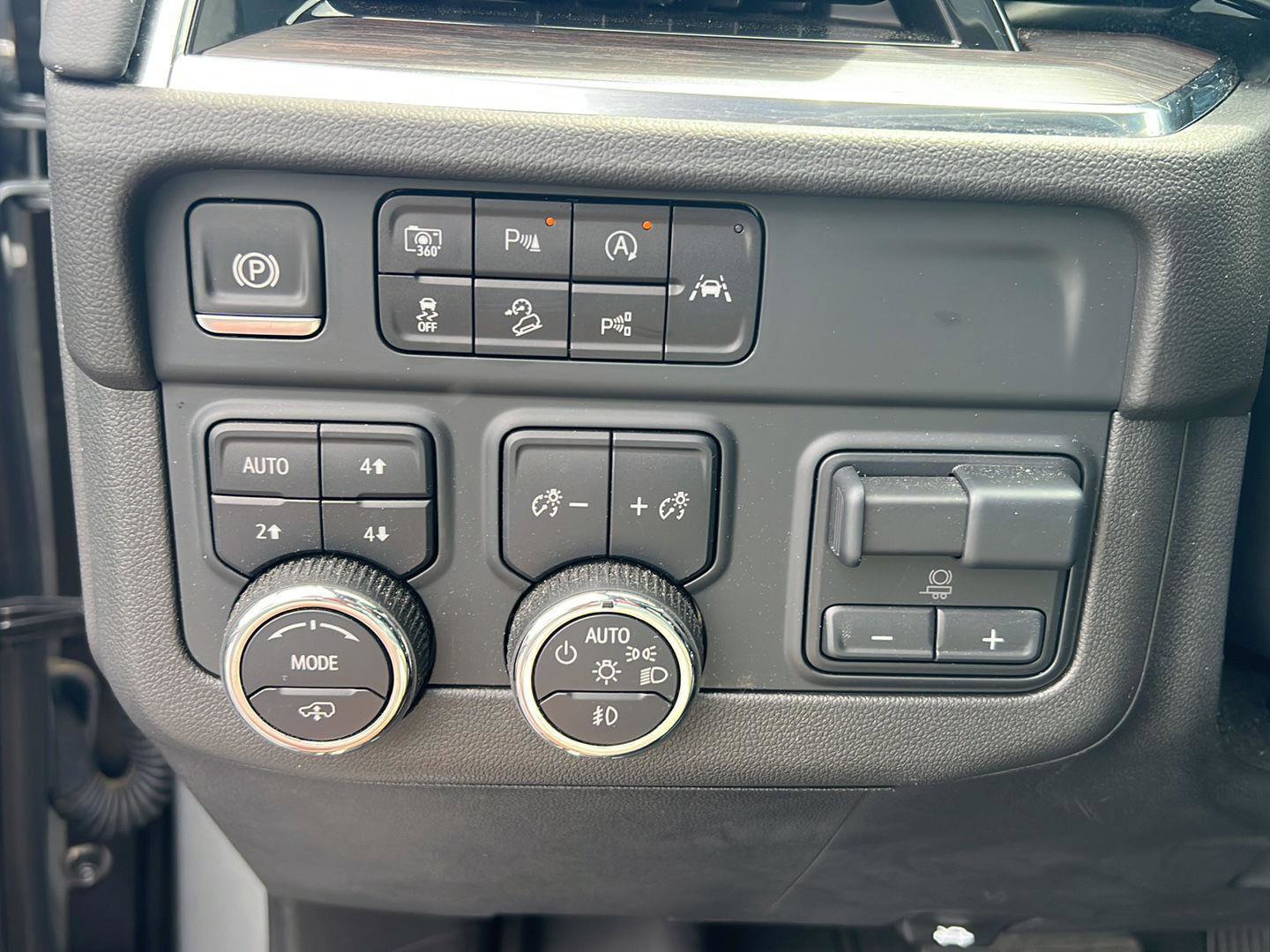 Used 2025 Chevrolet Tahoe Z71 w/ Z71 Off-Road Package AWD/4WD image 21