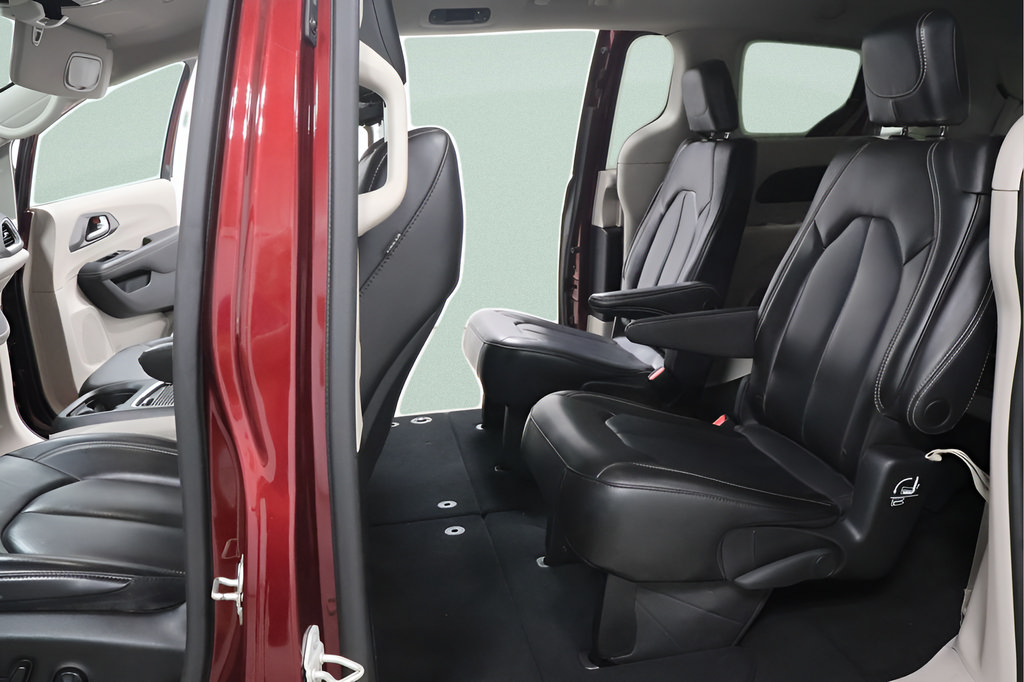 Used 2023 Chrysler Pacifica Touring-L FWD image 22