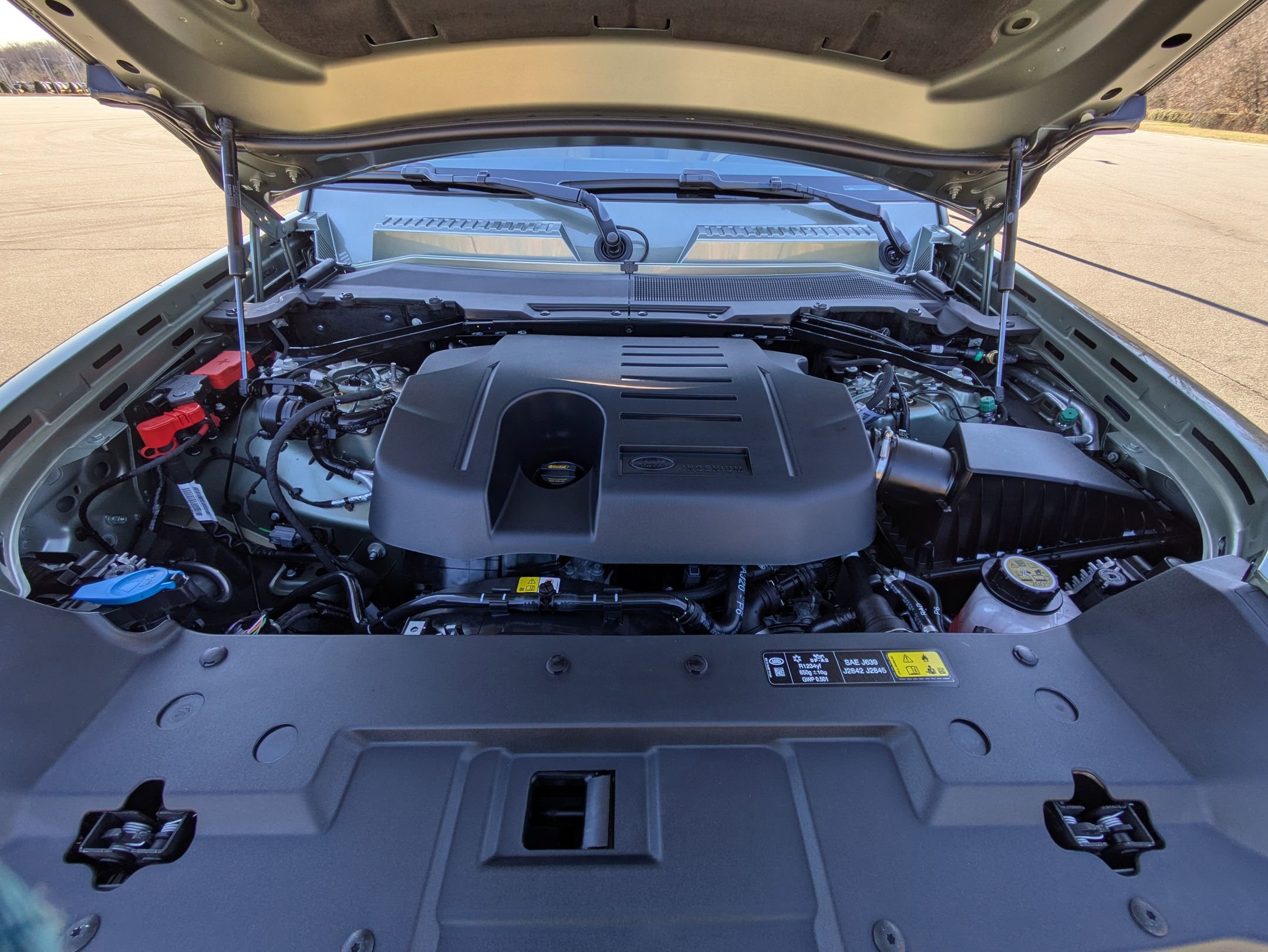 Used 2025 Land Rover Defender 110 X-Dynamic SE image 32