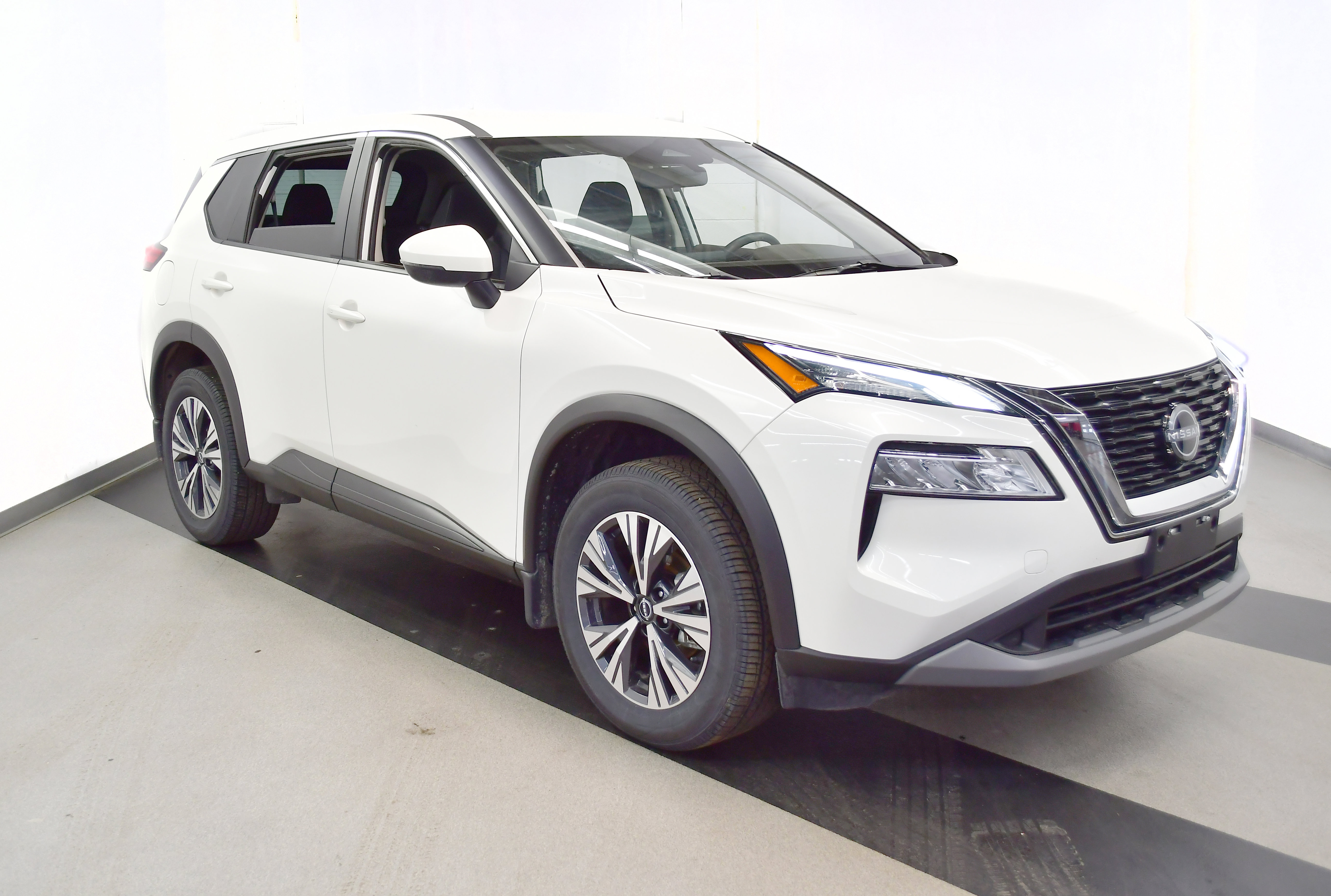 Used 2023 Nissan Rogue SV image 4