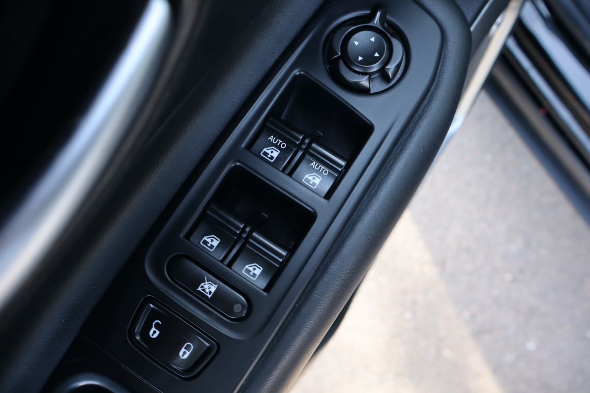 Used 2018 Jeep Renegade Limited w/ UConnect 8.4 Nav Group AWD/4WD image 27