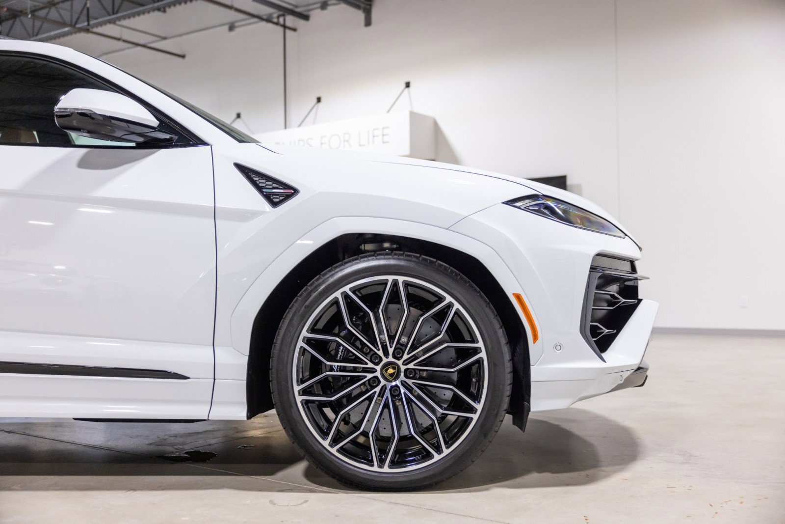 Used 2025 Lamborghini Urus SE image 23