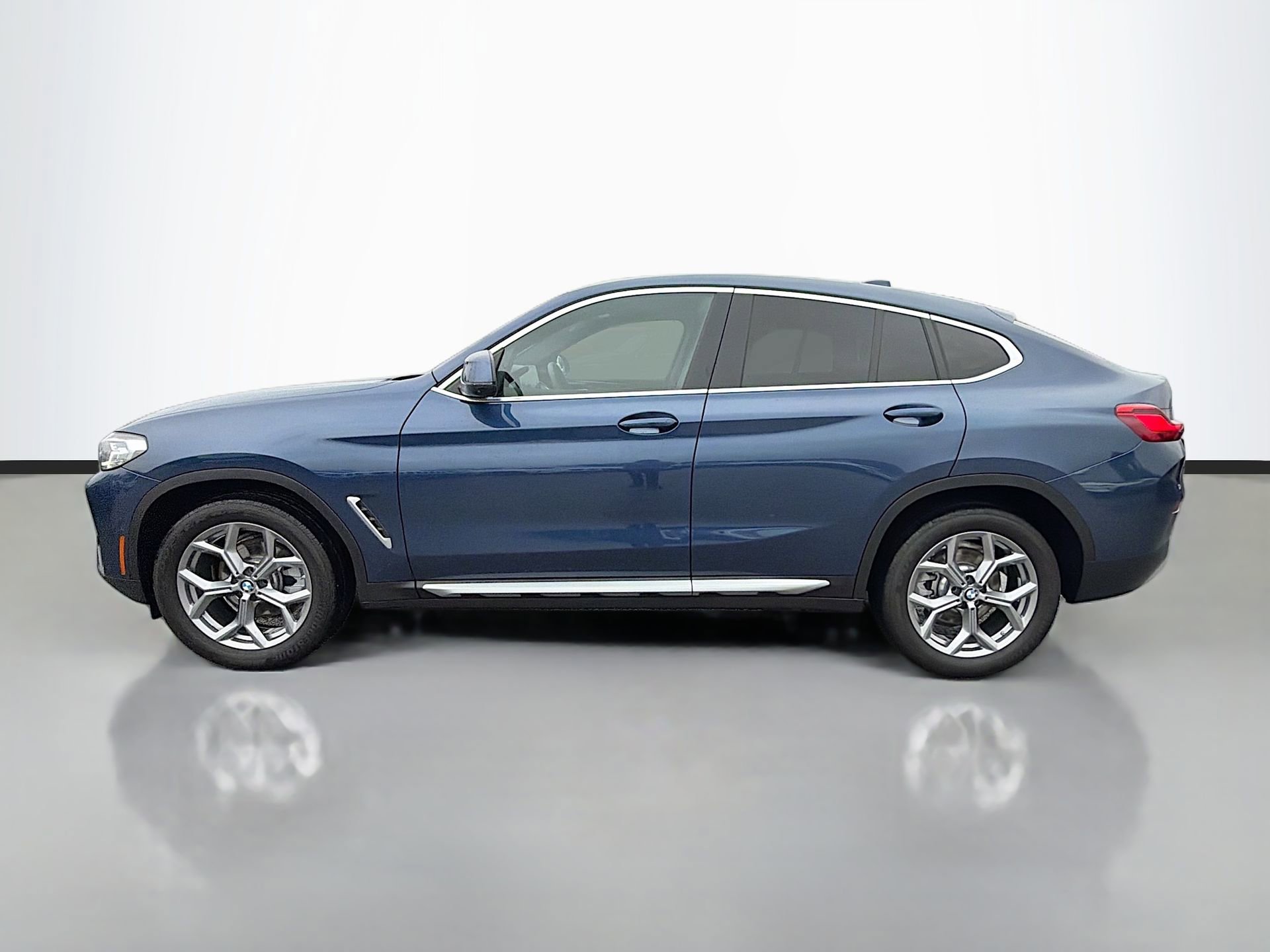 Certified 2025 BMW X4 xDrive30i image 7
