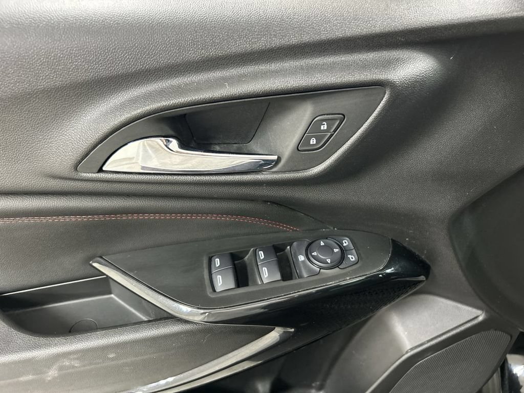 Used 2025 Chevrolet Trax RS w/ Sunroof Package FWD image 11