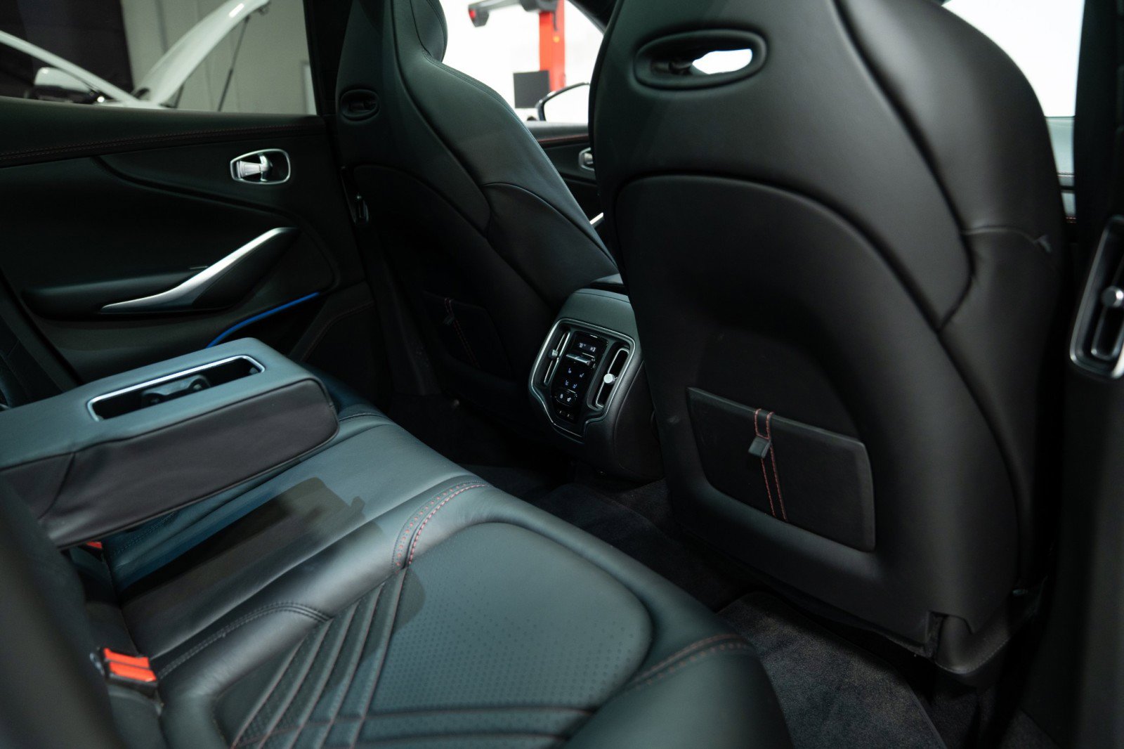 Used 2021 Aston Martin DBX image 16