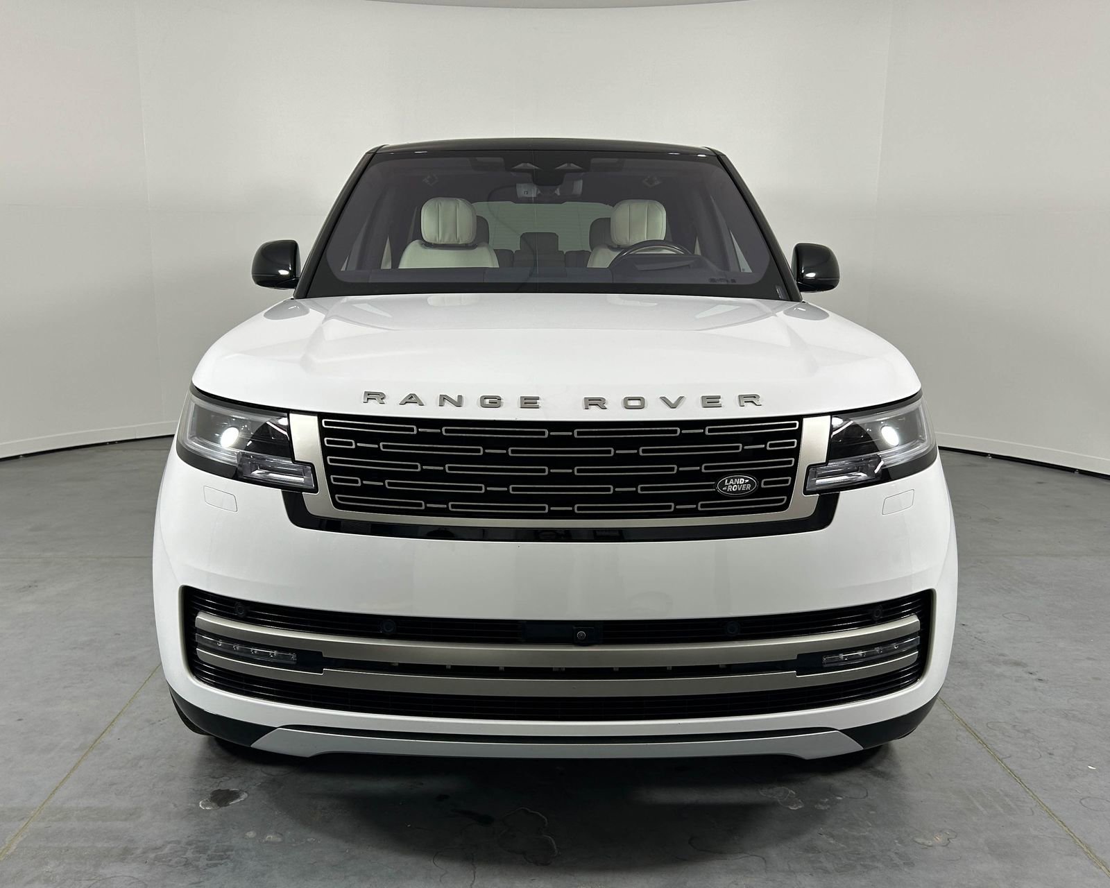 Used 2023 Land Rover Range Rover SE image 2