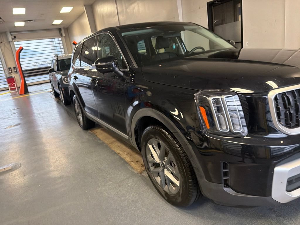 Used 2025 Kia Telluride LX FWD image 5