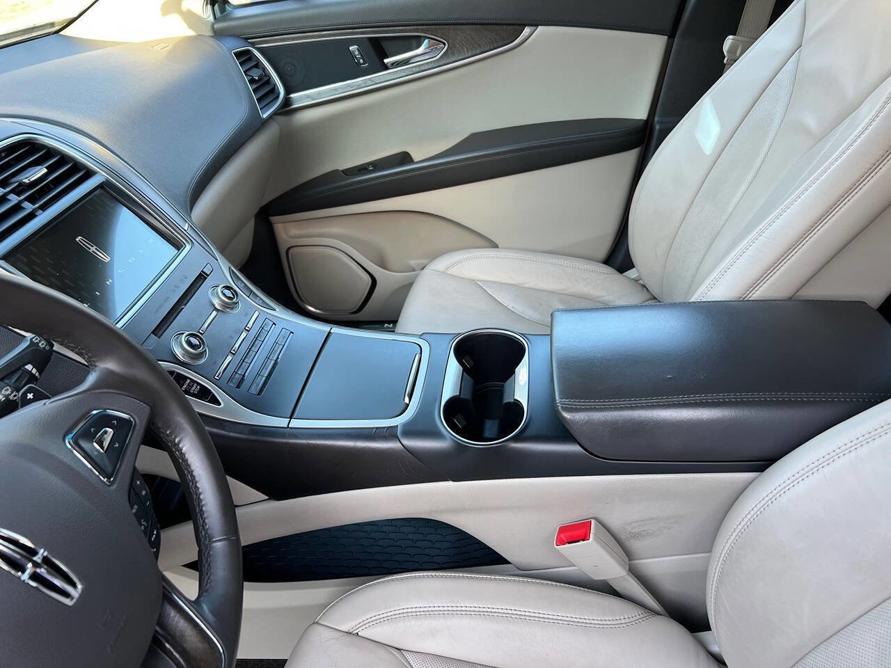 Used 2017 Lincoln MKX Select image 28