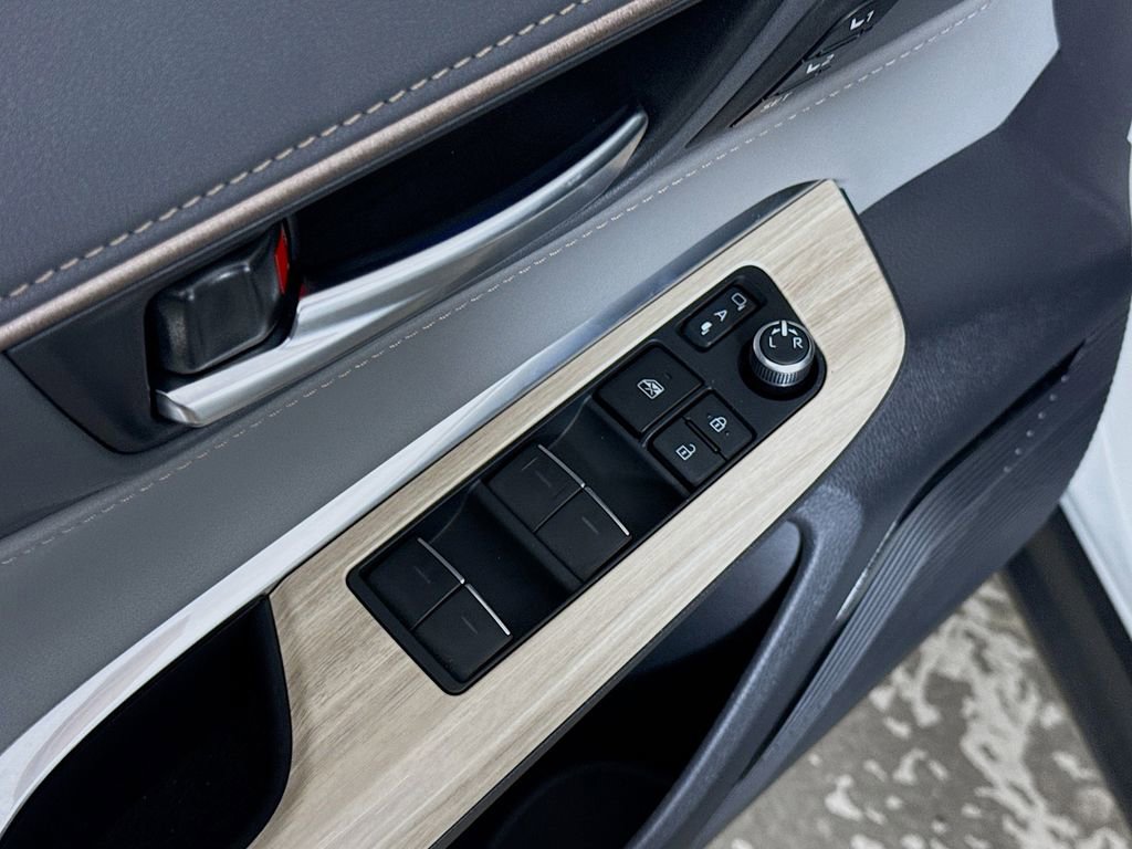 Used 2024 Toyota Venza Limited image 16