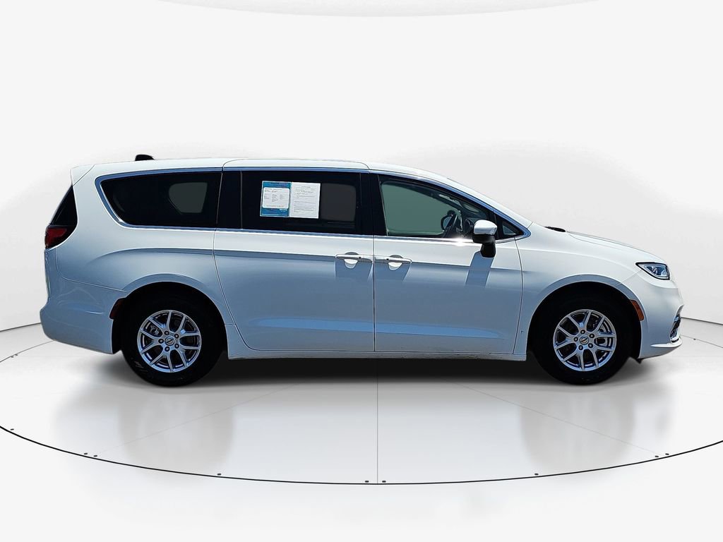 Used 2023 Chrysler Pacifica Touring-L FWD image 5