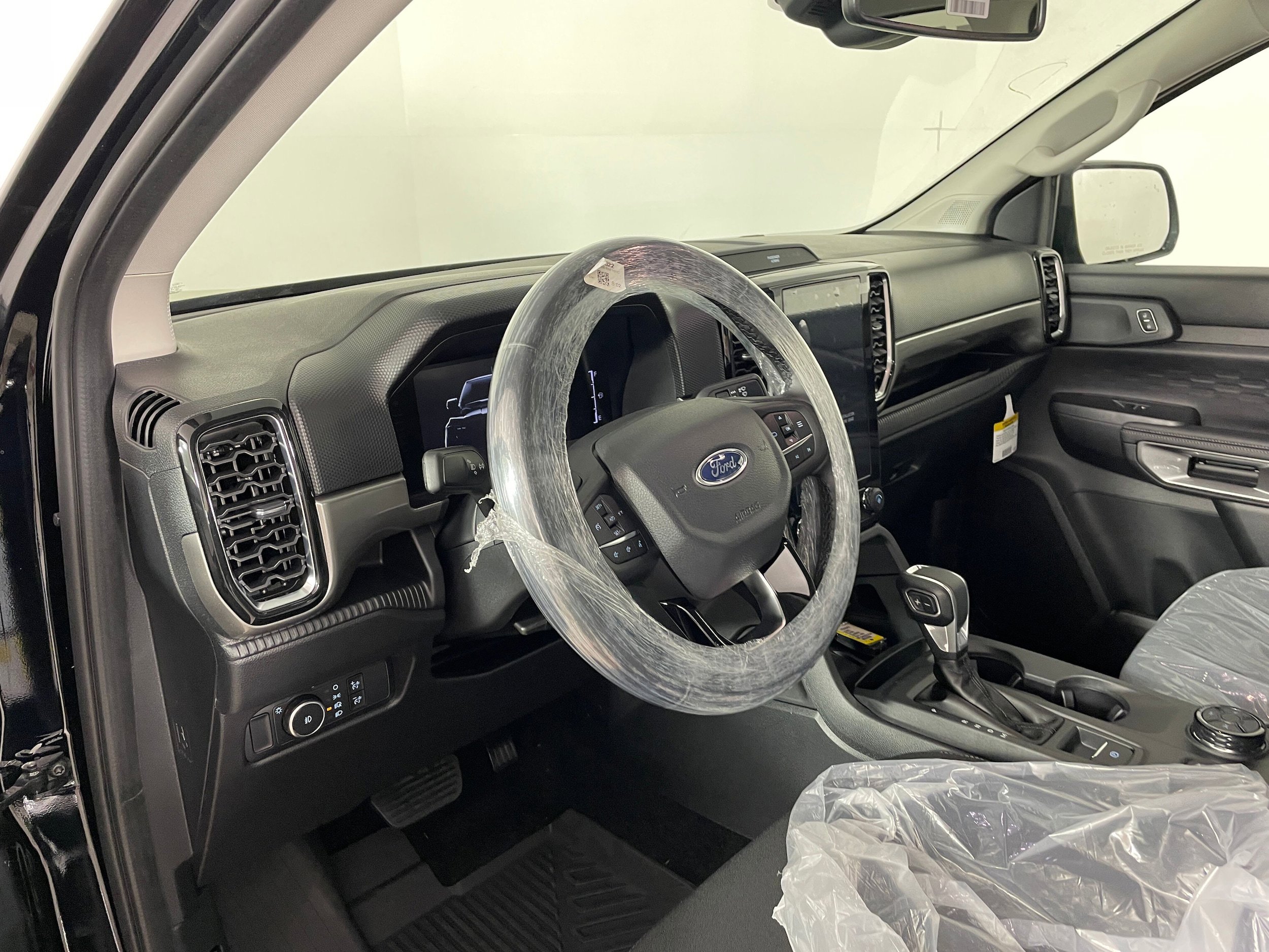 New 2025 Ford Ranger XLT w/ FX4 Off-Road Package AWD/4WD image 2
