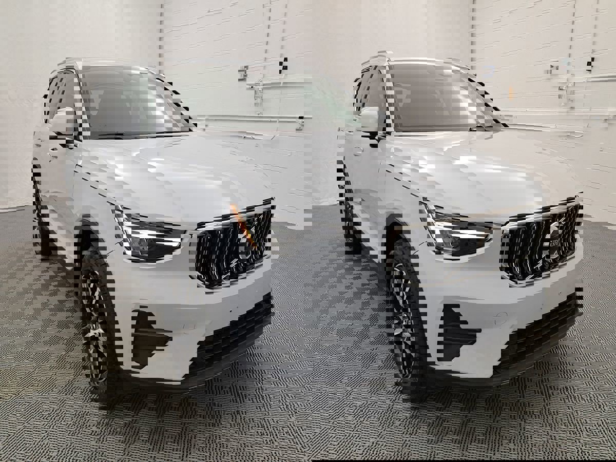 Used 2024 Volvo XC40 B5 Core image 2