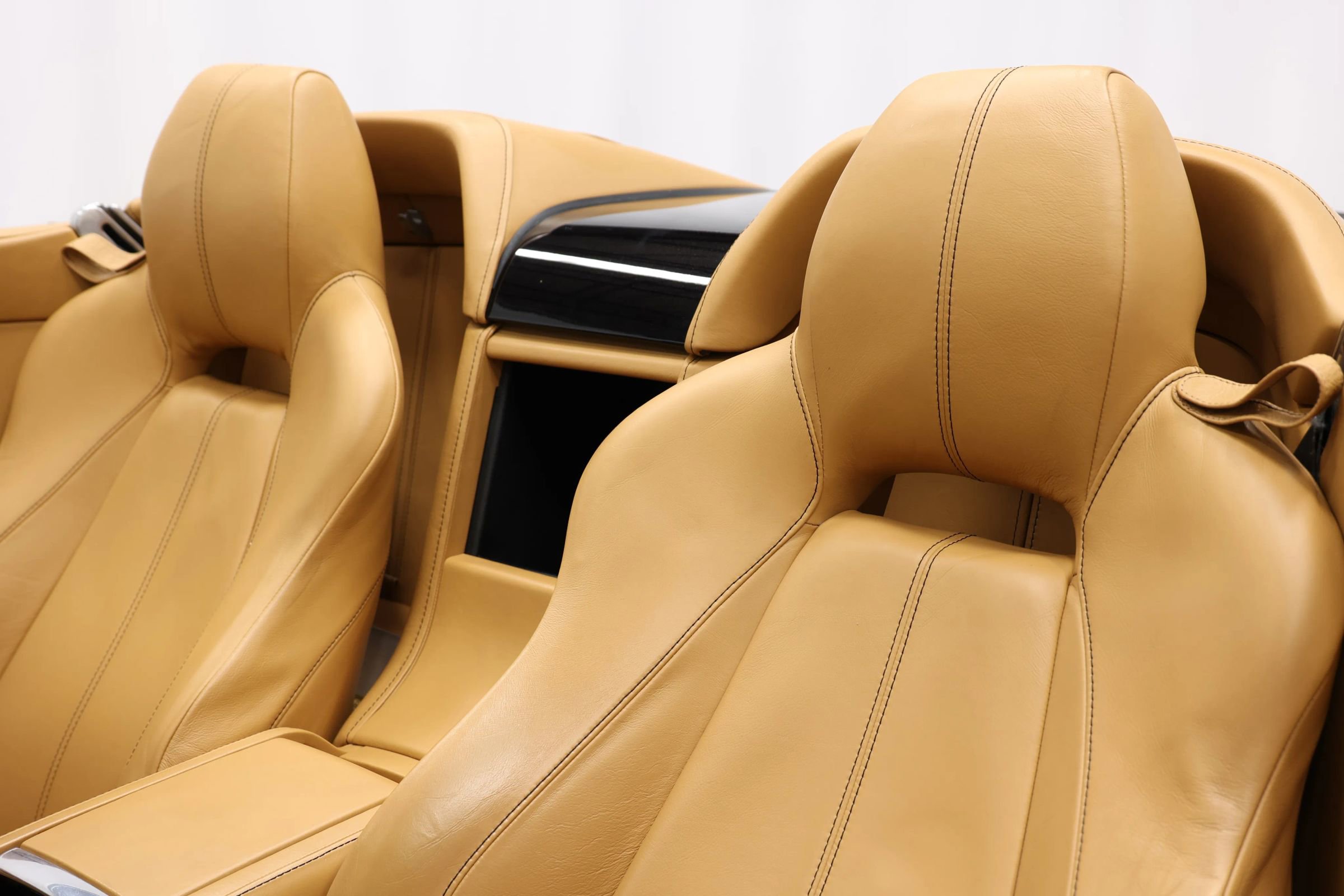 Used 2012 Aston Martin V8 Vantage Roadster image 16