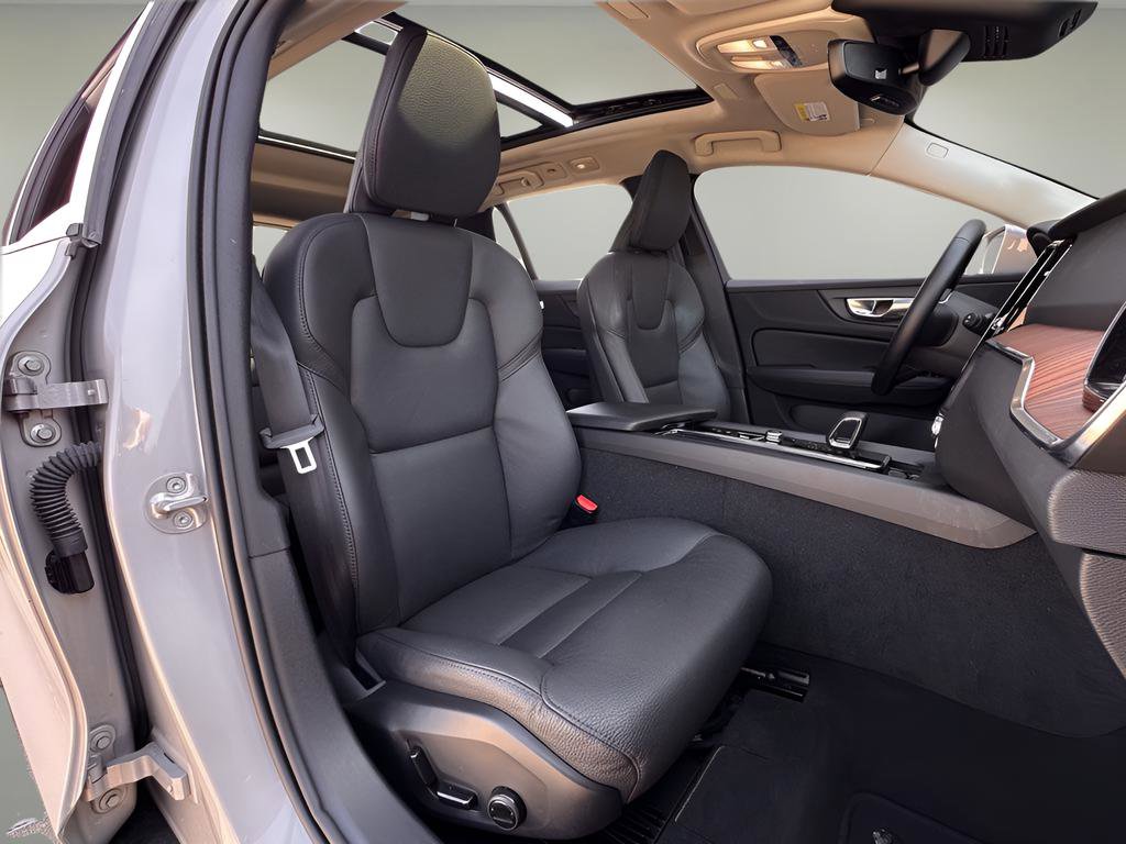 Used 2025 Volvo V60 B5 Cross Country Plus image 28