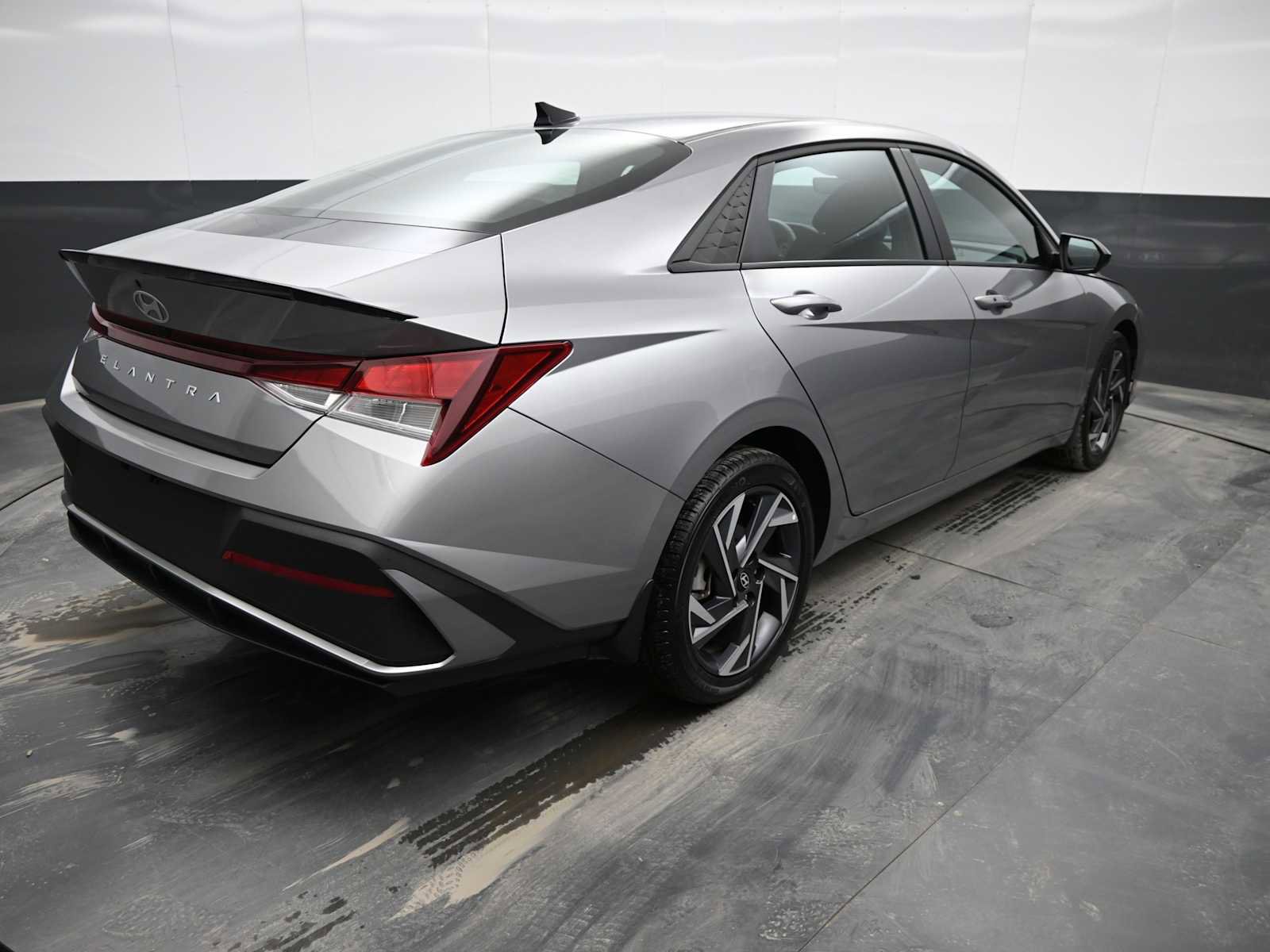 Certified 2025 Hyundai Elantra Sport image 18