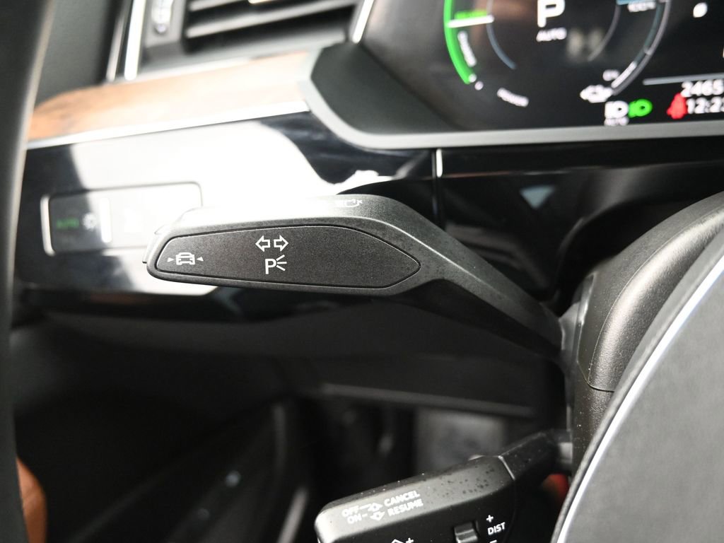 Used 2022 Audi e-tron Premium Plus w/ Premium Plus Package image 18