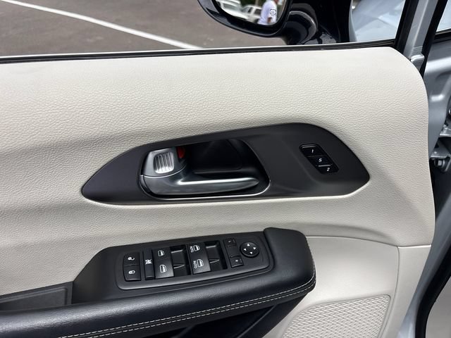 Used 2024 Chrysler Pacifica Touring-L FWD image 15