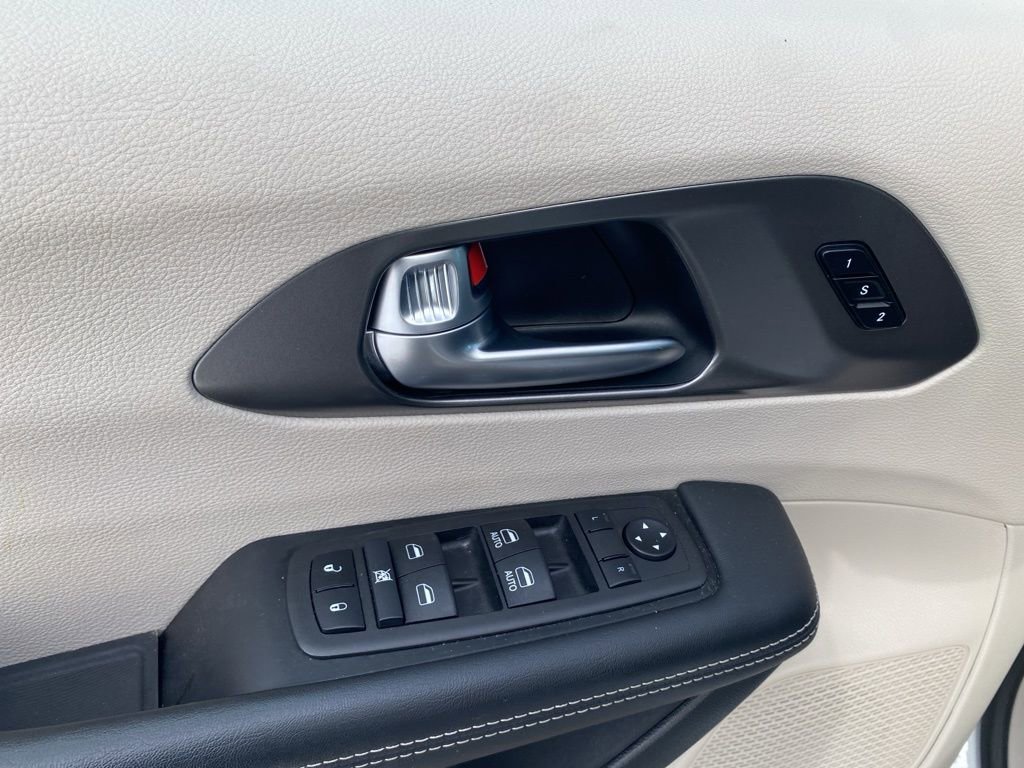 Used 2024 Chrysler Pacifica Touring-L image 9