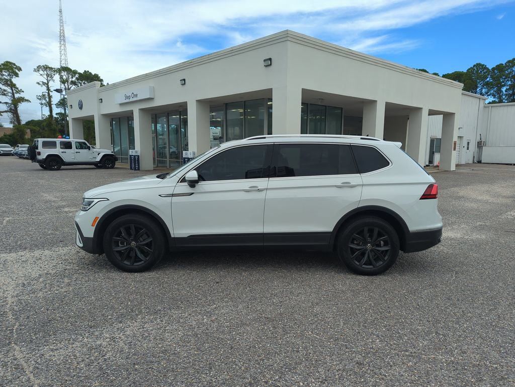 Certified 2024 Volkswagen Tiguan SE w/ Panoramic Sunroof Package FWD image 4
