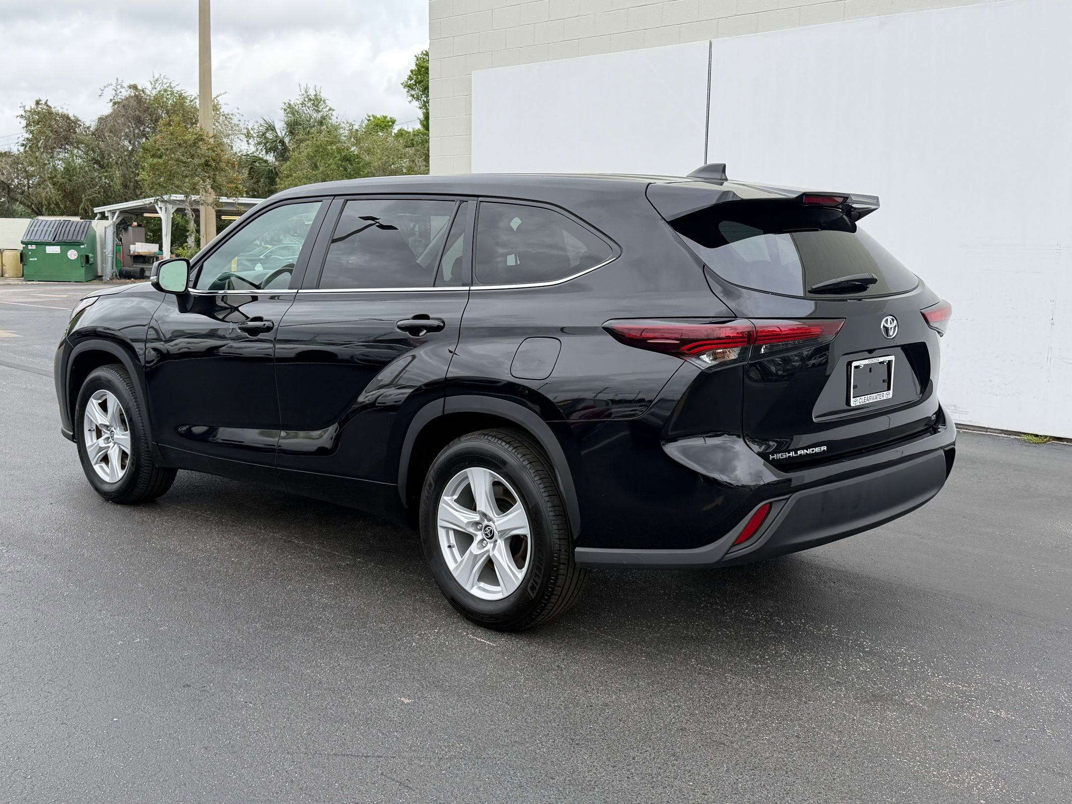 Used 2025 Toyota Highlander LE image 3