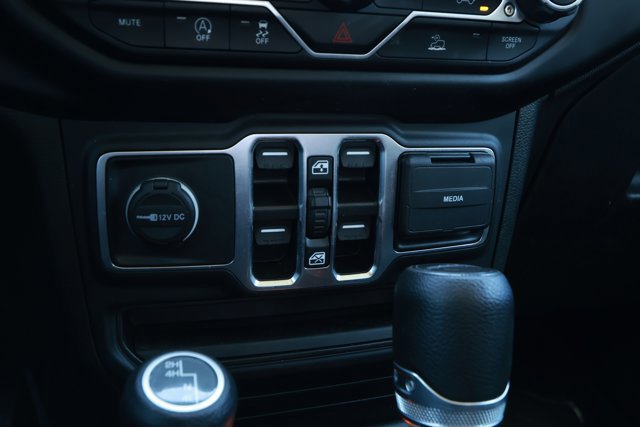 Used 2023 Jeep Gladiator Willys AWD/4WD image 19