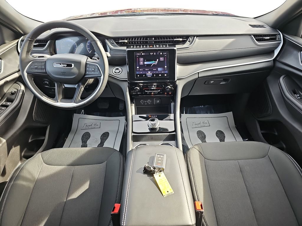 Used 2025 Jeep Grand Cherokee Laredo X w/ Luxury Tech Group I image 11