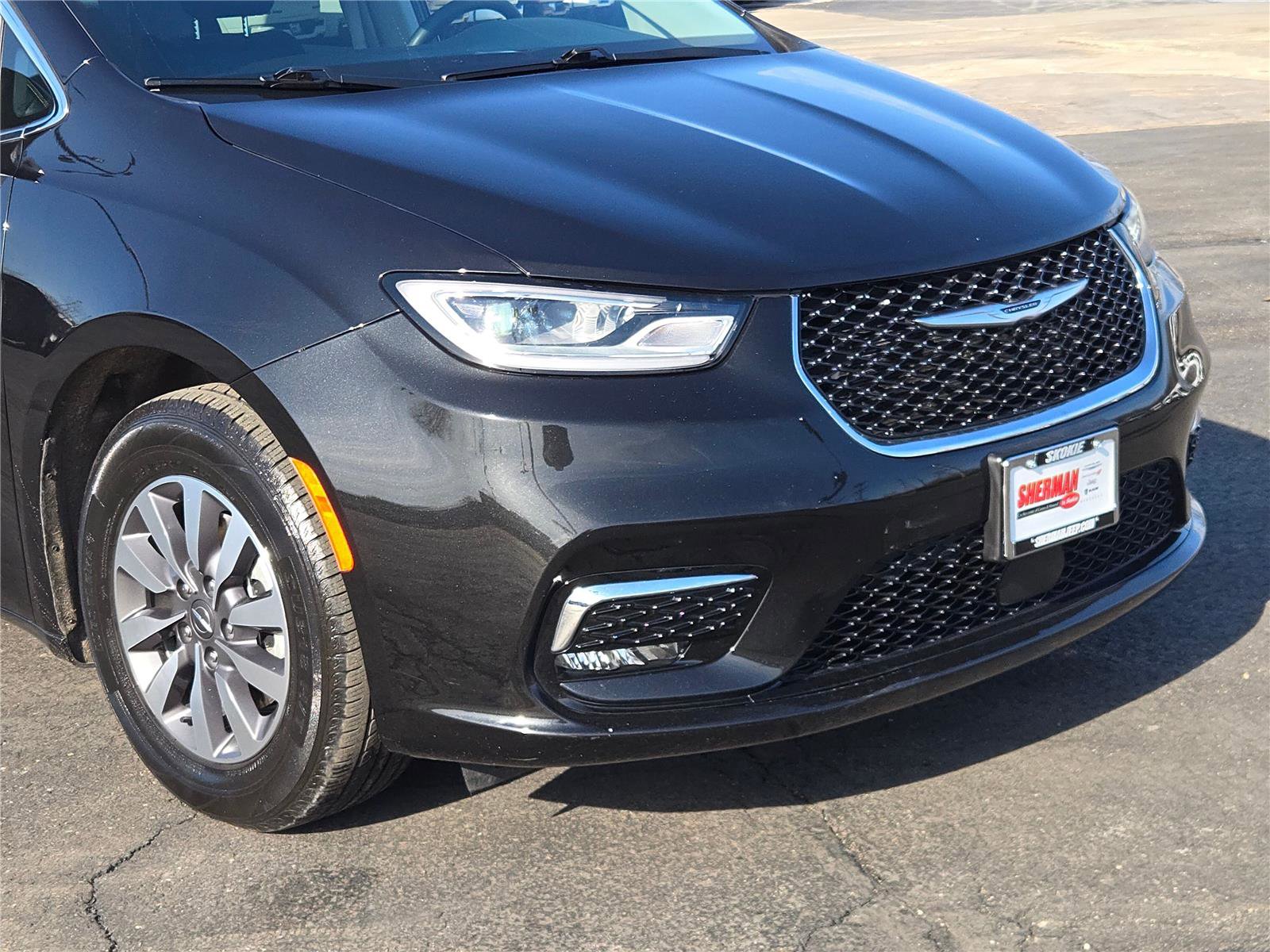 Used 2023 Chrysler Pacifica Touring-L image 2