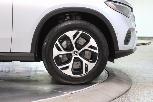 Used 2025 Mercedes-Benz GLC 350e 4MATIC w/ Driver Assistance Package image 17