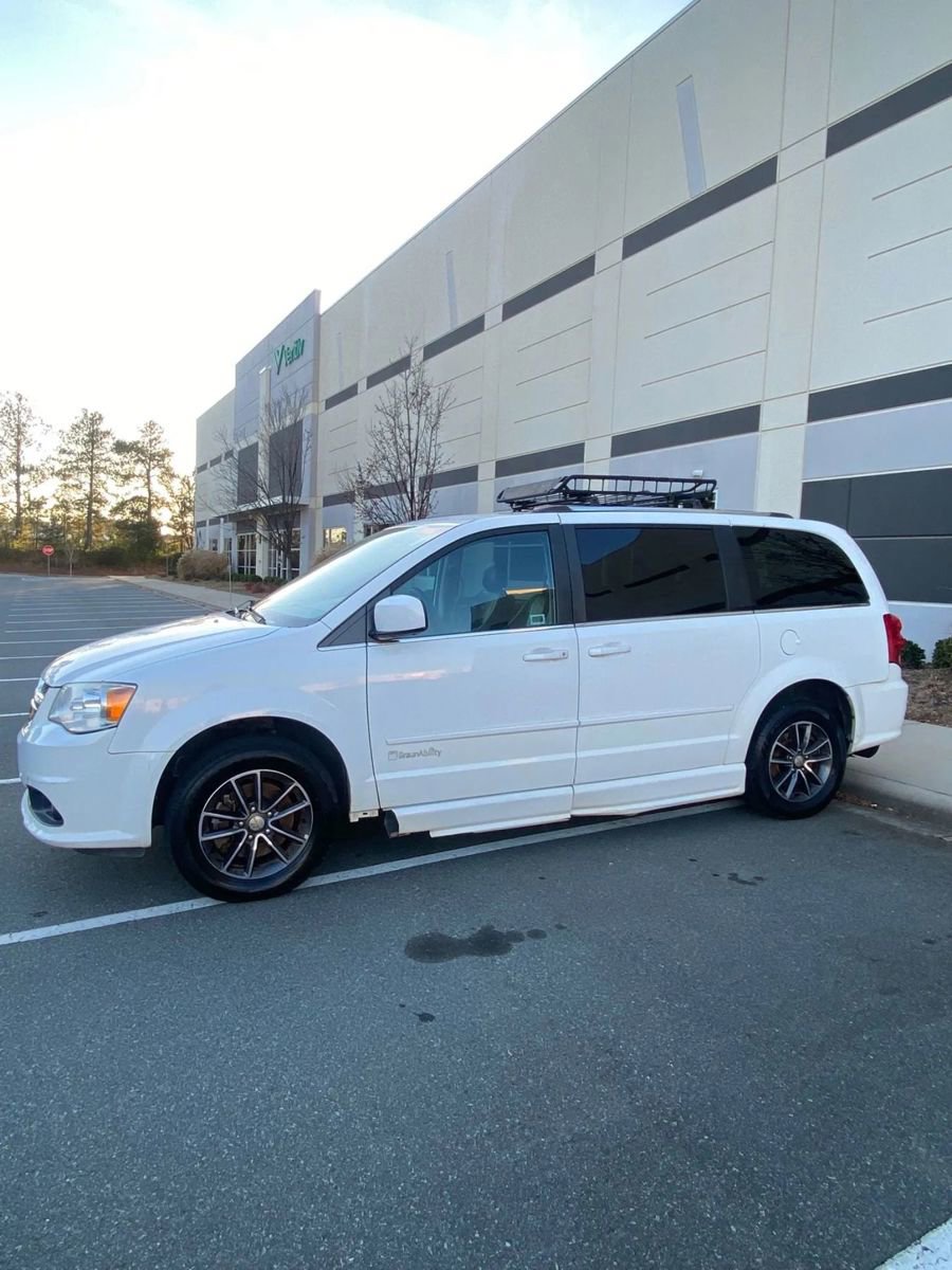 Used 2017 Dodge Grand Caravan SXT image 9