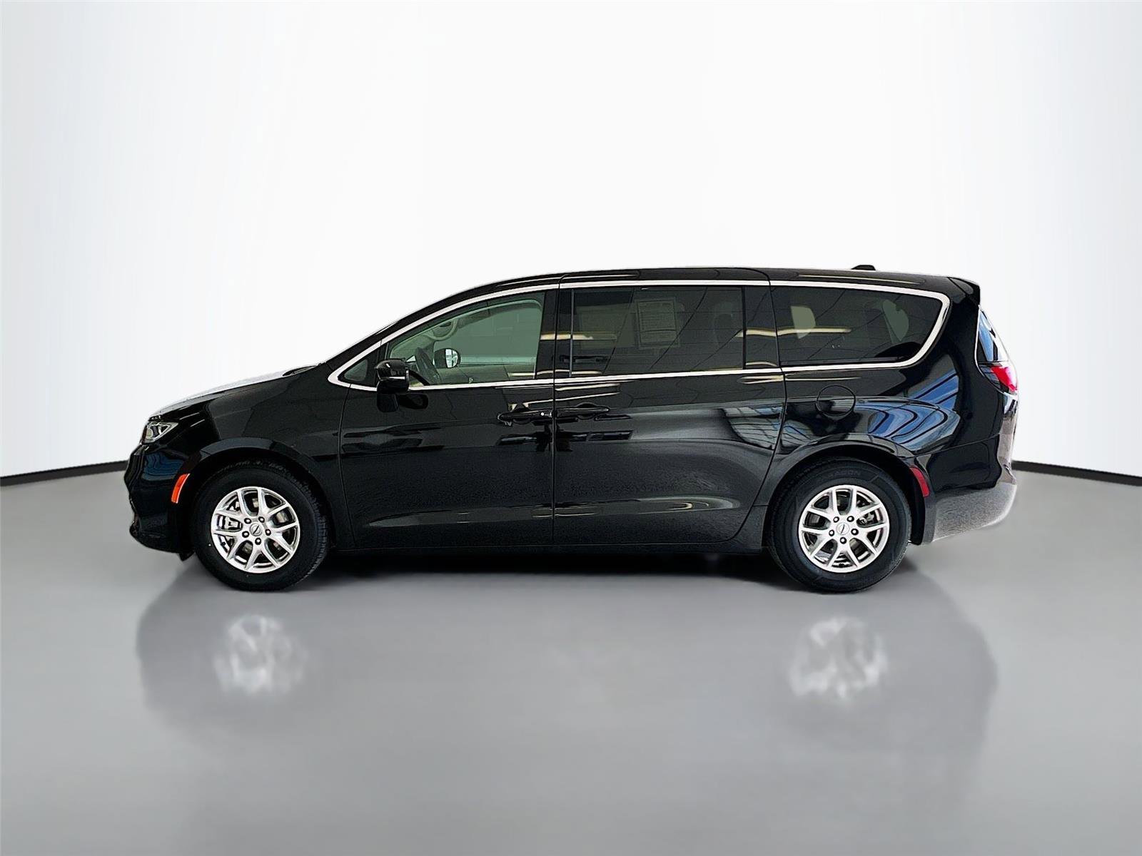 Used 2024 Chrysler Pacifica Touring-L FWD image 8