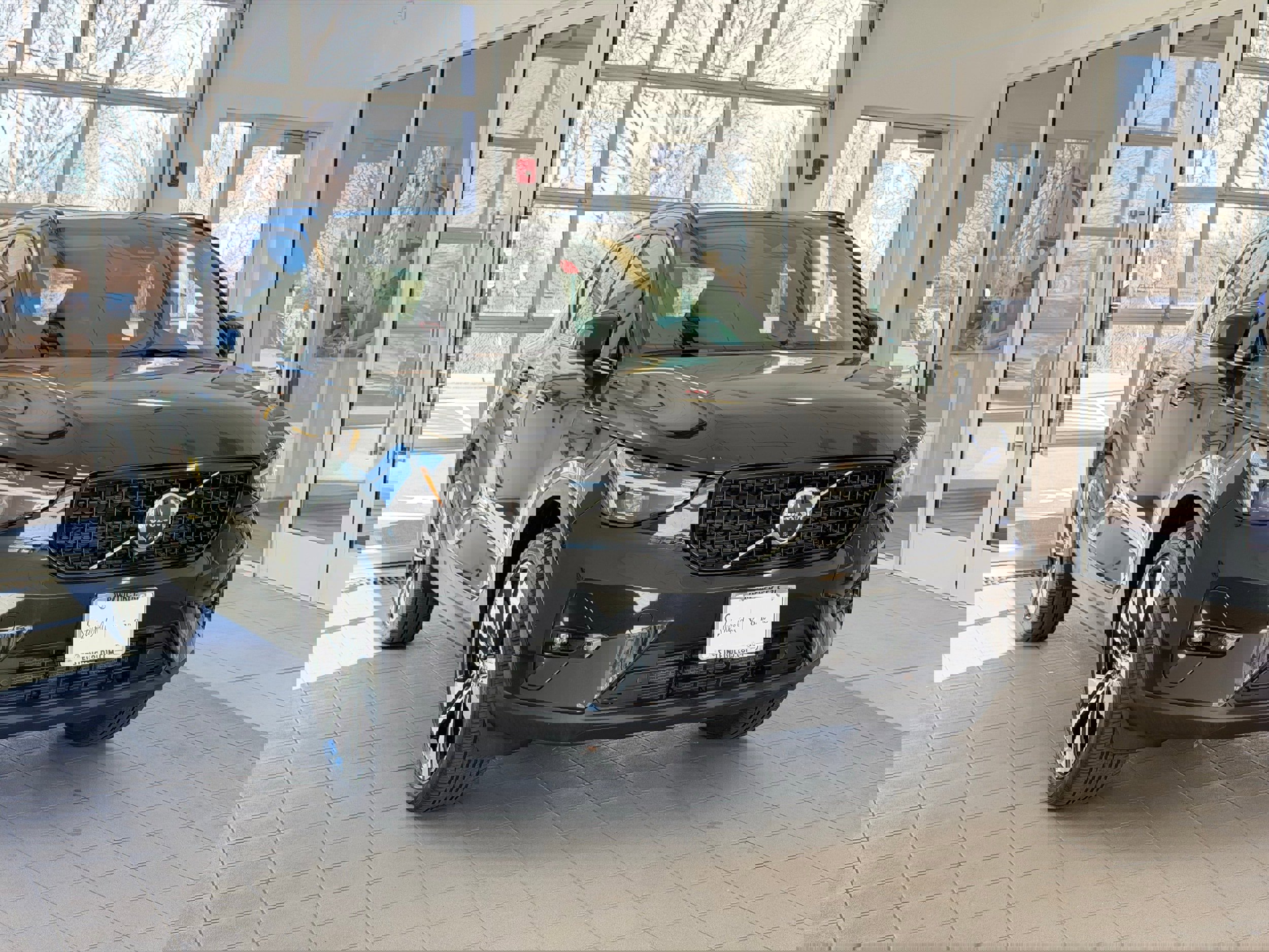 Certified 2025 Volvo XC40 B5 Plus image 5