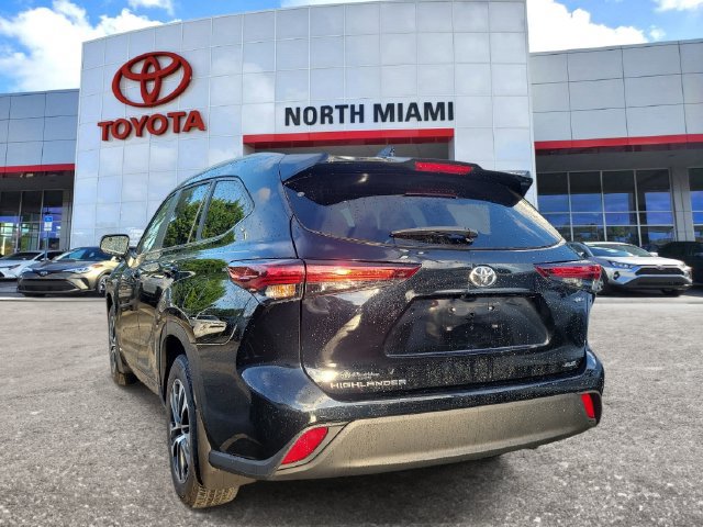 Used 2025 Toyota Highlander XLE AWD/4WD image 3
